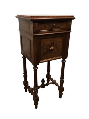 Lot 70 - WALNUT BEDSIDE CABINET