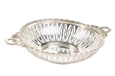 Lot 981 - GEORGE V SILVER BON BON DISH