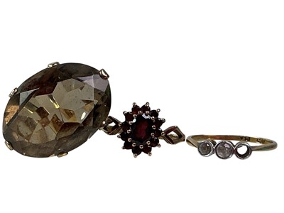 Lot 52 - DIAMOND RING