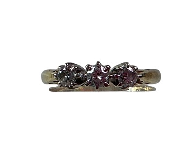 Lot 54 - DIAMOND THREE STONE RING