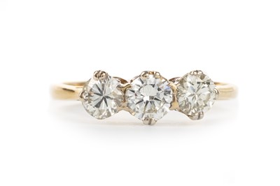 Lot 729 - DIAMOND THREE STONE RING