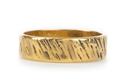 Lot 731 - TEXTURED WEDDING BAND