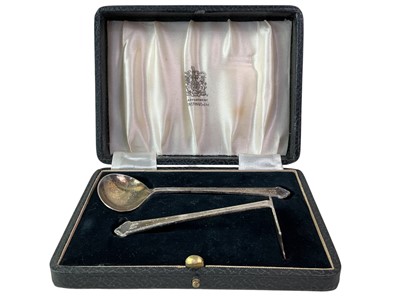 Lot 291 - GEORGE V SILVER CHILD'S SPOON AND PUSHER SET