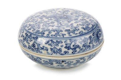 Lot 1381 - CHINESE BLUE AND WHITE BOX