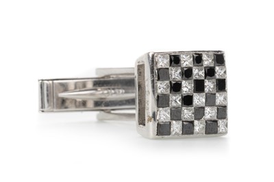 Lot 772 - SINGLE DIAMOND CHECKERBOARD CUFFLINK
