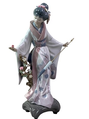 Lot 651 - LLADRO FIGURE OF A GEISHA WITH PARASOL