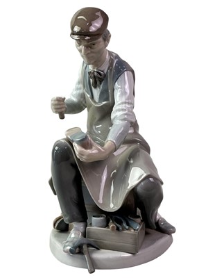 Lot 654 - LLADRO FIGURE OF A COBBLER