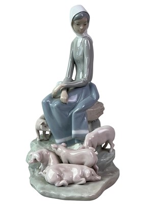 Lot 655 - LLADRO FIGURE