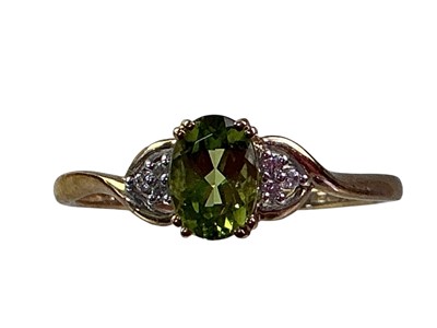 Lot 678 - PERIDOT AND DIAMOND RING