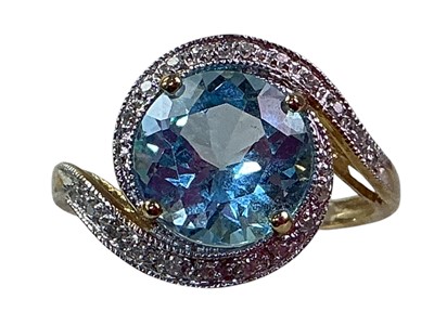 Lot 679 - TOPAZ AND DIAMOND RING