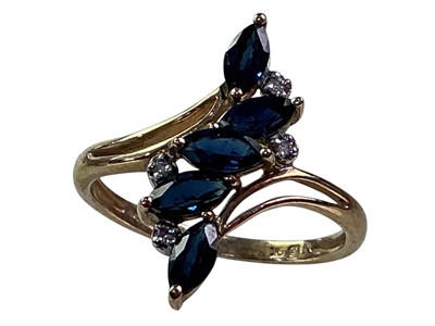 Lot 683 - SAPPHIRE AND DIAMOND RING