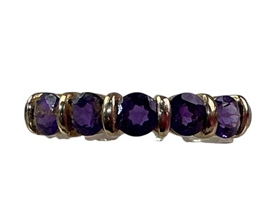 Lot 686 - AMETHYST FIVE STONE RING