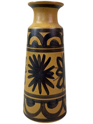 Lot 723 - CINQUE PORTS POTTERY TAPERING VASE
