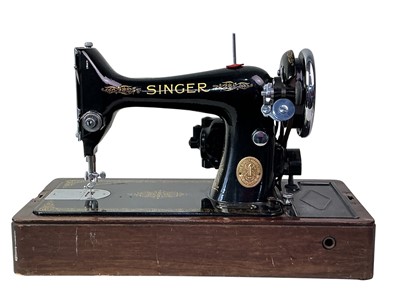 Lot 40 - VINTAGE SINGER SEWING MACHINE