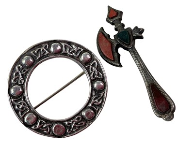 Lot 294 - VICTORIAN SILVER AND AGATE AXE BROOCH