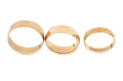 Lot 419 - THREE GOLD WEDDING BANDS