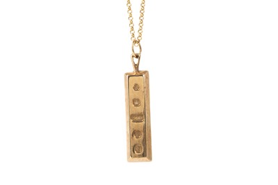 Lot 429 - NINE CARAT GOLD INGOT PENDANT ON CHAIN