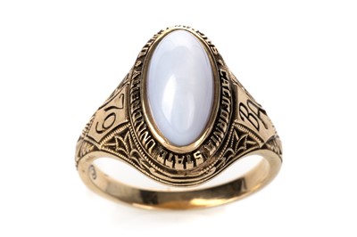 Lot 453 - GOLD COLLEGE RING