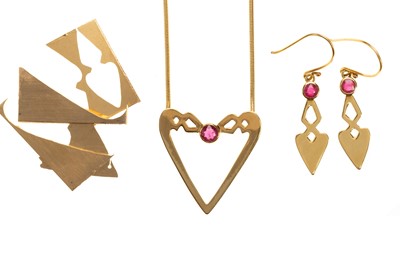 Lot 466 - CONTEMPORARY RUBY SET GOLD NECKLACE AND PAIR OF EARRINGS