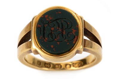 Lot 468 - BLOODSTONE SET GOLD SIGNET RING