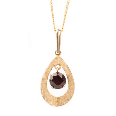 Lot 480 - GARNET SET GOLD PENDANT ON CHAIN