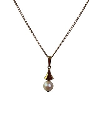 Lot 416 - PEARL PENDANT ON A GOLD CHAIN