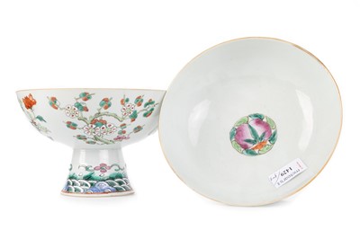 Lot 1429 - PAIR OF CHINESE STEMMED CIRCULAR BOWLS