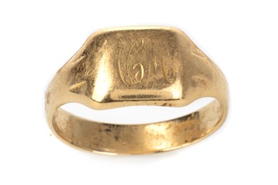 Lot 434 - GOLD SIGNET RING