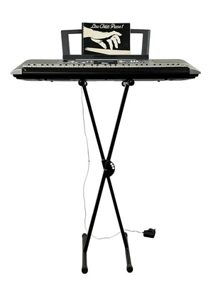 Lot 43 - YAMAHA PSR E323 KEYBOARD