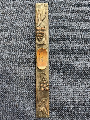 Lot 1460 - CHINESE CARVED BAMBOO INKWELL