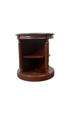 Lot 238 - REPRODUCTION MAHOGANY FINISHED OCCASIONAL TABLE