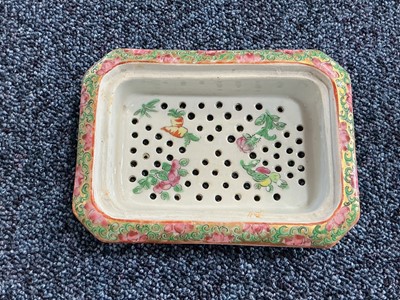 Lot 1476 - GROUP OF CHINESE CANTONESE PORCELAIN