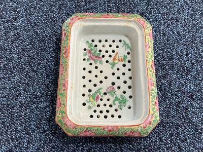 Lot 1476 - GROUP OF CHINESE CANTONESE PORCELAIN