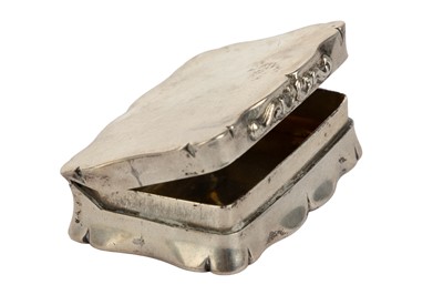 Lot 1037 - GEORGE V SILVER SNUFF BOX