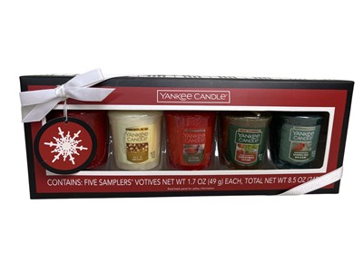 Lot 335 - COLLECTION OF YANKEE CANDLES AND YANKEE DECORATIONS