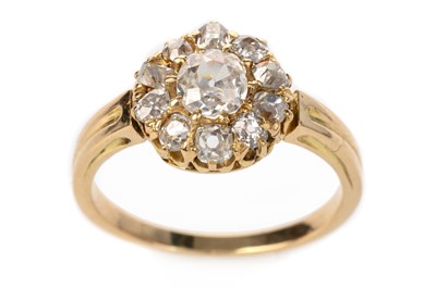 Lot 729 - DIAMOND FLOWER CLUSTER RING