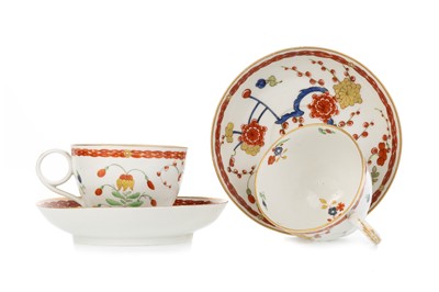 Lot 1472 - PAIR OF BARR WORCESTER PORCELAIN 'QUAIL PATTERN' CUPS AND SAUCERS