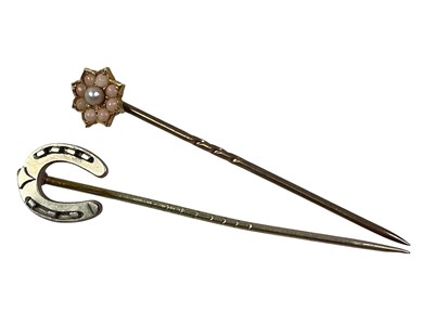 Lot 409 - JADE BAR BROOCH