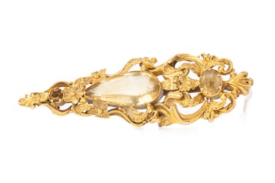 Lot 497 - PAIR OF GOLD CUFFLINKS AND A GEM SET BROOCH