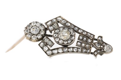 Lot 512 - ART DECO DIAMOND BROOCH