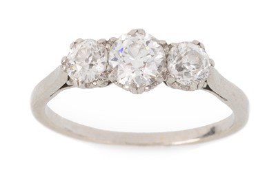 Lot 516 - DIAMOND THREE STONE RING