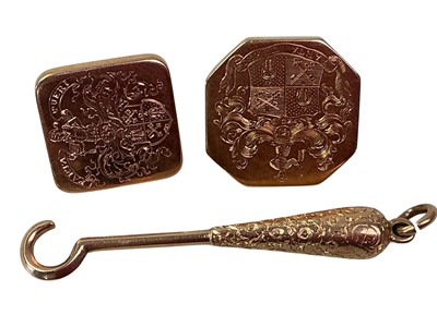 Lot 542 - BUTTON HOOK AND A PAIR OF CUFFLINKS