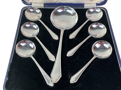 Lot 555 - GROUP OF PLATED FLATWARE