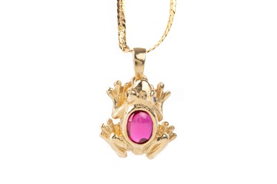 Lot 531 - GOLD FROG PENDANT ON CHAIN