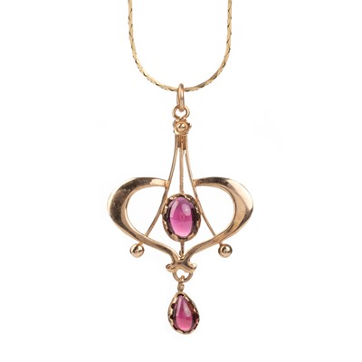 Lot 532 - EDWARDIAN GARNET HOLBEIN PENDANT ON CHAIN