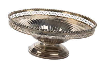 Lot 1052 - GEORGE V SILVER COMPORT