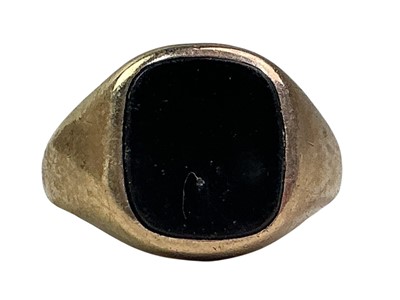 Lot 782 - GOLD SIGNET RING