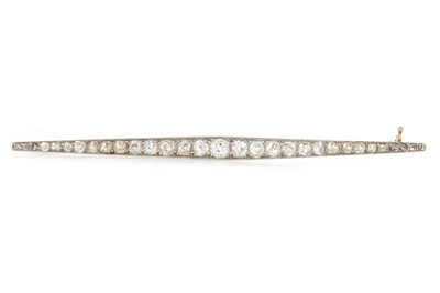 Lot 539 - DIAMOND BAR BROOCH
