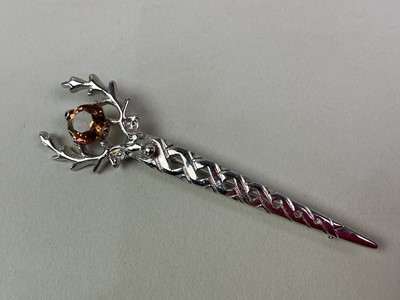 Lot 79 - GROUP OF MILITARY AND MASONIC BADGES