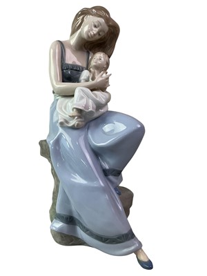 Lot 119 - NAO FIGURE OF A MOTHER AND CHILD